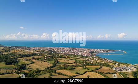 Vue aérienne de Gerze, une charmante ville dans la région de la mer Noire en Turquie, mettant en valeur son littoral pittoresque, ses eaux turquoises et le mont environnant Banque D'Images