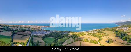 Vue aérienne de Gerze, une charmante ville dans la région de la mer Noire en Turquie, mettant en valeur son littoral pittoresque, ses eaux turquoises. Banque D'Images