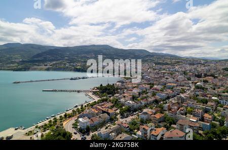 Vue aérienne de Gerze, une charmante ville dans la région de la mer Noire en Turquie, mettant en valeur son littoral pittoresque, ses eaux turquoises et le mont environnant Banque D'Images