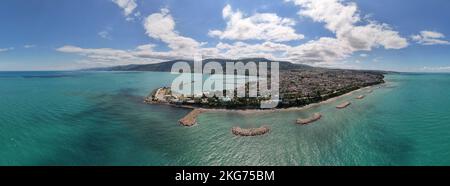 Vue aérienne de Gerze, une charmante ville dans la région de la mer Noire en Turquie, mettant en valeur son littoral pittoresque, ses eaux turquoises et le mont environnant Banque D'Images