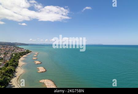 Vue aérienne de Gerze, une charmante ville dans la région de la mer Noire en Turquie, mettant en valeur son littoral pittoresque, ses eaux turquoises et le mont environnant Banque D'Images