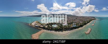 Vue aérienne de Gerze, une charmante ville dans la région de la mer Noire en Turquie, mettant en valeur son littoral pittoresque, ses eaux turquoises et le mont environnant Banque D'Images