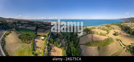 Vue aérienne de Gerze, une charmante ville dans la région de la mer Noire en Turquie, mettant en valeur son littoral pittoresque, ses eaux turquoises. Banque D'Images