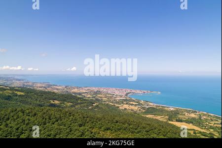 Vue aérienne de Gerze, une charmante ville dans la région de la mer Noire en Turquie, mettant en valeur son littoral pittoresque, ses eaux turquoises. Banque D'Images