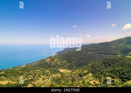 Vue aérienne de Gerze, une charmante ville dans la région de la mer Noire en Turquie, mettant en valeur son littoral pittoresque, ses eaux turquoises. Banque D'Images