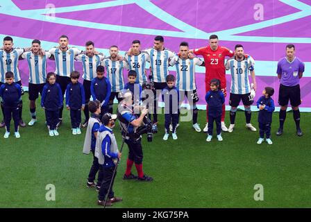 Le capitaine argentin Lionel Messi et ses coéquipiers s'alignent avant le match du groupe C de la coupe du monde de la FIFA au stade Lusail, au Qatar. Date de la photo: Mardi 22 novembre 2022. Banque D'Images