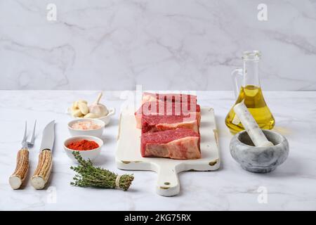 Bœuf frais cru de steak rond sur planche à découper en bois blanc