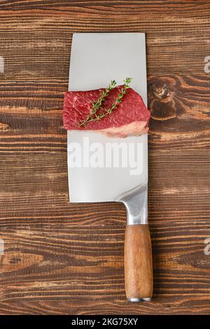 Morceau de boeuf cru oeil de steak rond sur le cale de boucher avec place pour le texte Banque D'Images