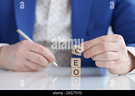Homme d'affaires collectant des mots seo avec des blocs de bois Banque D'Images