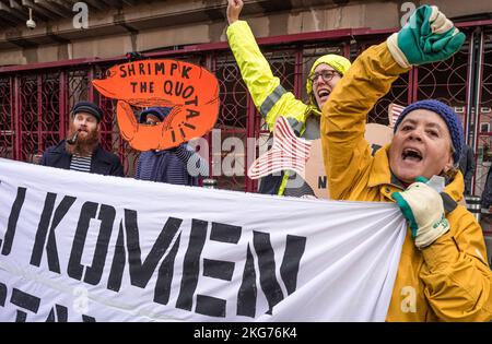 La Haye, pays-Bas. 21st novembre 2022. Les ministères de l'Agriculture, de la nature et de la qualité des aliments et des Affaires économiques, le Ministère du climat. Bezuidenhoutseweg 73. La Haye, pays-Bas. Lundi 21 novembre, 2022. Des manifestants de la rébellion océanique ont organisé cet après-midi une manifestation pacifique devant les ministères de l'agriculture, de la nature et de la qualité alimentaire, en collaboration avec OCEANA. Des actions ont également eu lieu à Londres et à Bruxelles. Credit: Charles M Vella/Alay Live News Banque D'Images