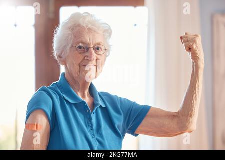 Femme âgée, forte et plâtre pour injection de vaccin contre le virus covid dans le foyer de soins. Bonne, femme âgée et covid 19 vaccination dans le médecin Banque D'Images