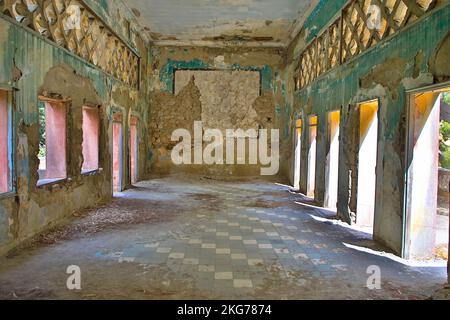 Place perdue à Eleousa. Sanatorium abandonné. Règlement historique italien. Vue détaillée d'un ancien cinéma. Île de Rhodes, Grèce. Banque D'Images