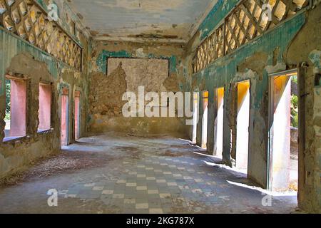 Place perdue à Eleousa. Sanatorium abandonné. Règlement historique italien. Vue détaillée d'un ancien cinéma. Île de Rhodes, Grèce. Banque D'Images