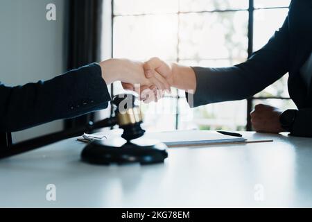 Le droit, la consultation, l'accord, le contrat, l'avocat ou l'avocat se met à la main pour convenir de l'offre du client d'être embauché pour combattre les parties en cour. Banque D'Images