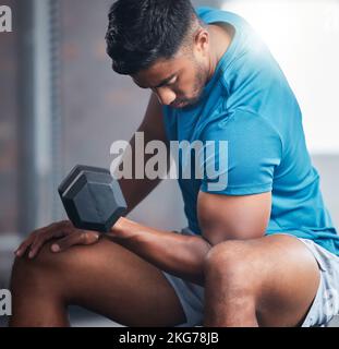 Fitness, haltères et entraînement d'homme dans une salle de gym pour les muscles forts, le développement de biceps et les bras puissants. Focus, sports et musculation Banque D'Images