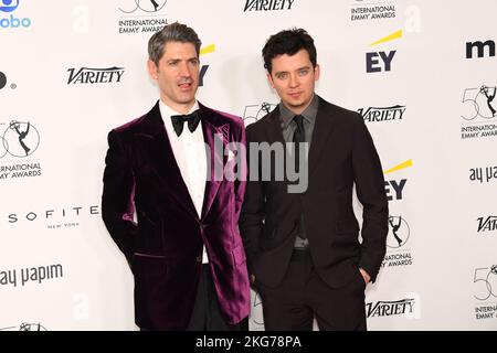 New York, États-Unis. 21st novembre 2022. Jamie Campbell et Asa Butterfield marchent sur le tapis rouge aux International Emmy Awards au New York Hilton à New York, NY, on 21 novembre 2022. (Photo par Efren Landaos/Sipa USA) crédit: SIPA USA/Alay Live News Banque D'Images