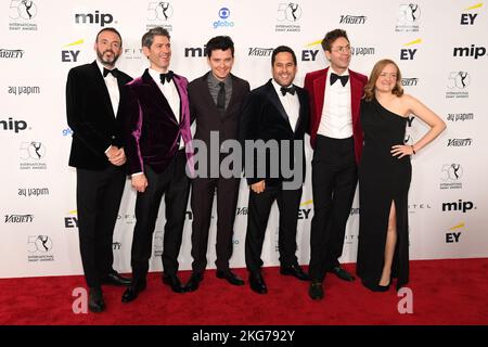 New York, États-Unis. 21st novembre 2022. Jamie Campbell et Asa Butterfield, avec leur équipe, marchent le tapis rouge aux International Emmy Awards au New York Hilton à New York, NY, on 21 novembre 2022. (Photo par Efren Landaos/Sipa USA) crédit: SIPA USA/Alay Live News Banque D'Images