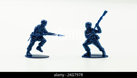 Soldats en plastique. Figurines et jouets militaires. Figures de soldats combattant sur un fond blanc. guerre entre l'ukraine et la russie Banque D'Images