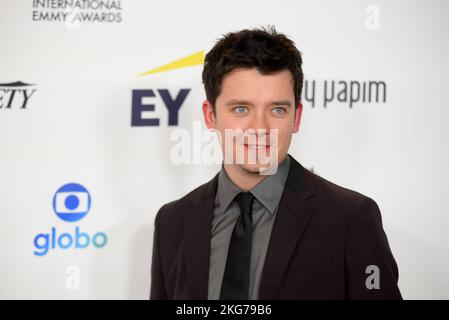 ASA Butterfield marchant sur le tapis rouge aux International Emmy Awards au New York Hilton de New York, NY, on 21 novembre 2022. (Photo par Efren Landaos/Sipa USA) Banque D'Images