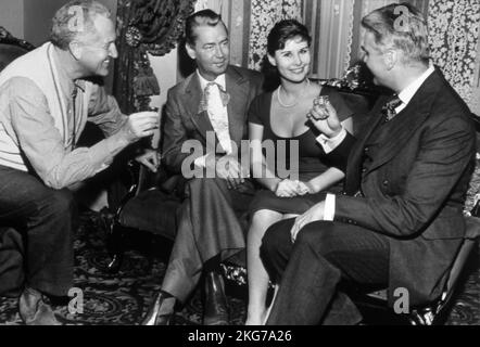 Réunion informelle du directeur Delmer Daves avec Alan Ladd, Marisa Alasio et Kent Smith 1958 Banque D'Images