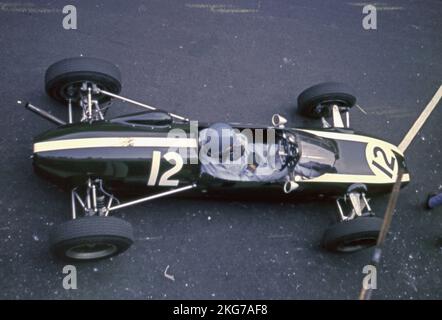 Grand Prix de France 1964 sur le circuit Rouen-les-Essarts: Pilote #12, New Zealander Bruce McLaren dans son Cooper T73 du constructeur automobile Cooper. 28 juin 1964 Banque D'Images