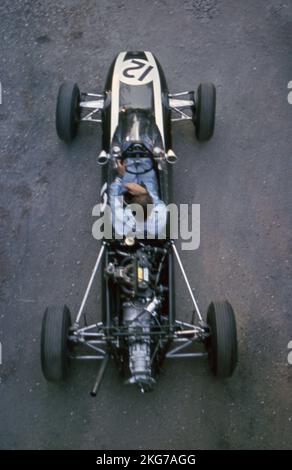 Grand Prix de France 1964 sur le circuit Rouen-les-Essarts: Pilote #12, New Zealander Bruce McLaren dans son Cooper T73 du constructeur automobile Cooper. 28 juin 1964 Banque D'Images