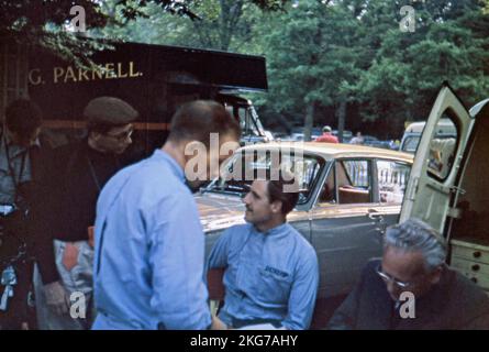Grand Prix de France 1964 sur le circuit Rouen-les-Essarts : conducteur britannique Graham Hill (au centre, assis). 28 juin 1964 Banque D'Images