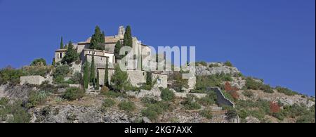 France, Vaucluse, Méthamis, village perché au-dessus des Gorges de la Nesque Banque D'Images