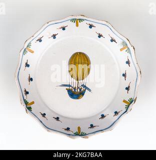 Assiette - Nevers Elongé décoration de ballon. Dans le panier, Jacques Charles et l'un des frères Robert brandit leurs drapeaux. Le marly est magnifiquement décoré avec des grenades explosées qui donnent un ton aéré à l'ensemble. Composition très rare. Fées, bordures incurvées (diam. 23 cm) 18th Century Muller-Quênot Collection Banque D'Images