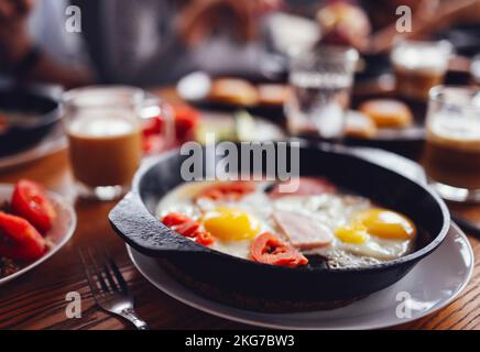 Pâtisseries, légumes, légumes verts, fromages, œufs frits, confitures et thé en pot de cuivre et des verres de tulipe sur fond de bois, vue de dessus Banque D'Images