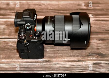 Le Caire, l'Egypte, 20 octobre 2022 : boîtier d'appareil photo numérique professionnel plein format Sony Alpha A7s iii sans miroir avec objectif Sony FE 24-70mm zoom F2,8 GM avec un Banque D'Images