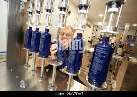 David Thomson lors de l'ouverture officielle de l'usine d'embouteillage de la distillerie Annandale, Annan, Écosse Banque D'Images