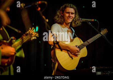 Édimbourg, Écosse. Lundi 21 novembre 2022. Groupe folklorique The Trials of Cato sur scène aux salles Voodoo dans le cadre d'une tournée britannique faisant la promotion de leur nouvel album «Gog Magog», sorti le 25 novembre 2022. Le groupe a remporté le prix du meilleur album lors des BBC Folk Awards 2019 pour son premier album « Hide and Hair » et en 2020, il a changé de gamme avec Polly Bolton qui rejoint les membres fondateurs Robin Jones et Tomos Williams. Banque D'Images