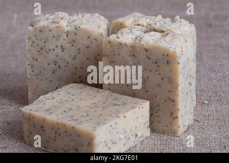 Savon à chaud fait main avec gommage aux graines de pavot Banque D'Images