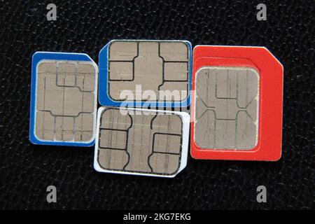 les cartes micro sim pour le téléphone se trouvent sur un fond noir, photo macro Banque D'Images