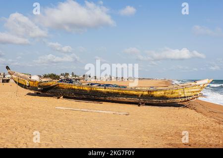 Bateau de pêche traditionnel - route des Peches, Cotonou, Bénin Banque D'Images