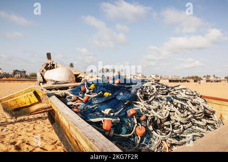 Bateau de pêche traditionnel - route des Peches, Cotonou, Bénin Banque D'Images