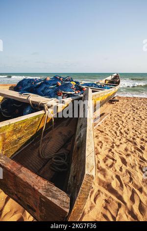 Bateau de pêche traditionnel - route des Peches, Cotonou, Bénin Banque D'Images