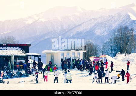 Gudauri, Géorgie - 25th mars 2022 : attente touristique à la billetterie de la station de ski de Gudauri. Vacances d'hiver ski destination à Geo Banque D'Images