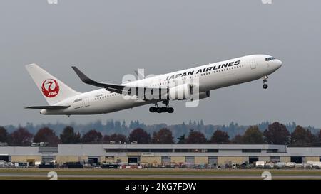 Richmond, Colombie-Britannique, Canada. 21st novembre 2022. Un avion de ligne Boeing 767-300ER de Japan Airlines (JA618J) quitte l'aéroport international de Vancouver. (Image de crédit : © Bayne Stanley/ZUMA Press Wire) Banque D'Images