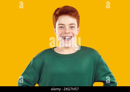 Portrait d'un garçon joyeux de la préadolescence qui rit drôle montrant le sourire avec des dents tordues. Banque D'Images