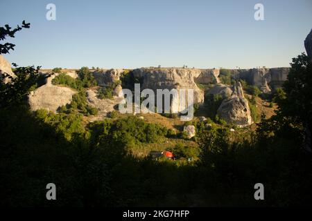 Gorge de montagne le jour d'été. Camping en montagne. Paysage magnifique. Lieux sauvages pour se détendre. Banque D'Images