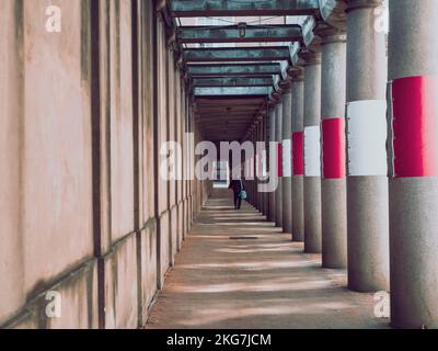 passage pour piétons avec colonnes en béton Banque D'Images