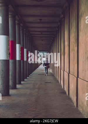 passage pour piétons avec colonnes en béton Banque D'Images