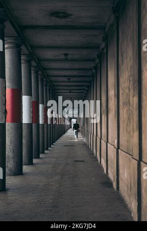 passage pour piétons avec colonnes en béton Banque D'Images