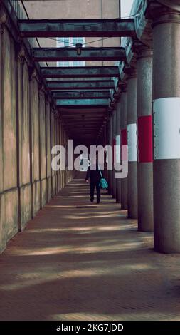 passage pour piétons avec colonnes en béton Banque D'Images