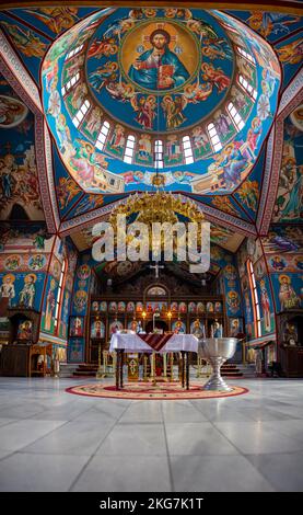 Etropole, Bulgarie, 2022: Intérieur du monastère de la Sainte Trinité - Varovitets. Magnifique intérieur coloré. Photo de haute qualité Banque D'Images