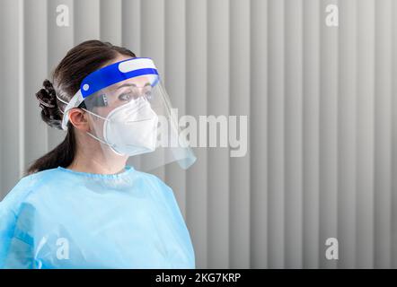 Médecin vêtu d'un équipement de protection individuelle à l'hôpital avant la visite du patient Banque D'Images