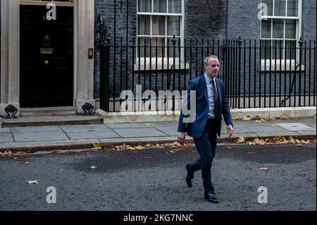 Londres, Royaume-Uni. 22nd novembre 2022. Dominic Raab, député, vice-premier ministre quittant une réunion du cabinet. Crédit : claire doherty/Alamy Live News Banque D'Images