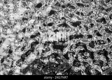 Arrière-plan de métal en fusion, gros plan en acier liquide. Texture métallique liquide, surface réfléchissante brillante, espace de copie Banque D'Images